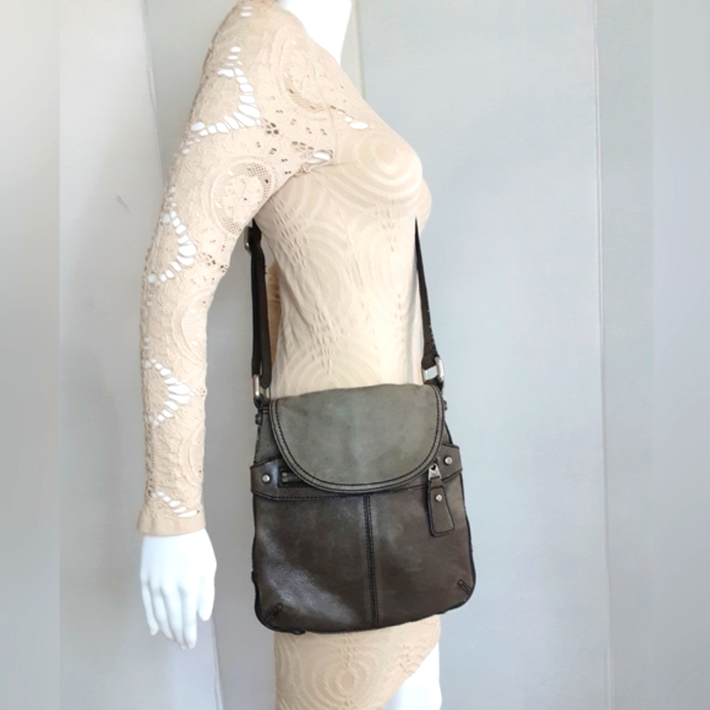 VTG FOSSIL GRAY PEBBLE FOLD OVER CROSSBODY